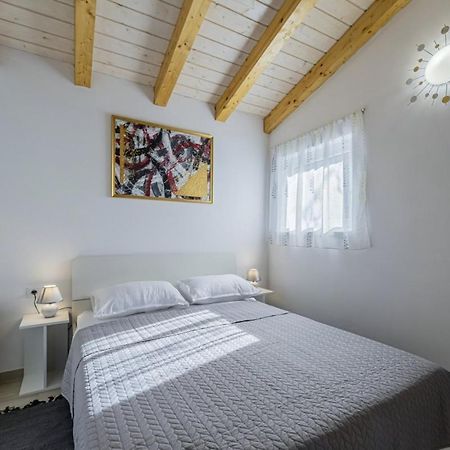 Modean In Pula - Haus Fuer 2-3 Personen Villa Luaran gambar