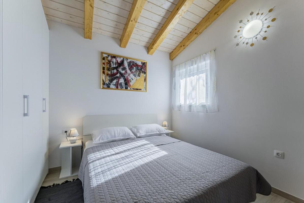 Modean In Pula - Haus Fuer 2-3 Personen Villa Luaran gambar